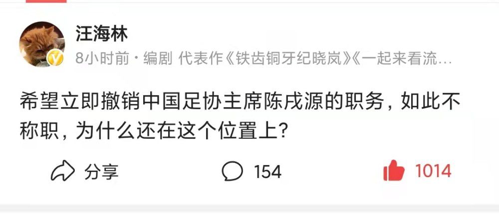 董老太太在老伴儿的陪同下，正在跟几位年纪相仿的老友有说有笑。